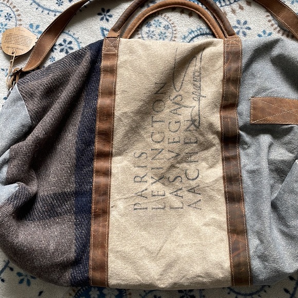 NWT barrel shack weekender - Picture 2 of 10